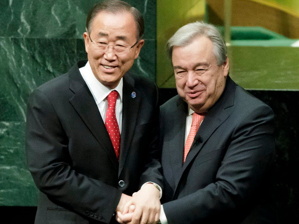 Tổng thư ký sắp mãn nhiệm Ban Ki-moon (trái) chúc mừng tân Tổng thư ký Antonio Guterres tại lễ tuyên thệ nhậm chức ở New York ngày 12/12. (Ảnh: EPA/TTXVN) Đại hội đồng LHQ tri ân những thành tựu của ông Ban Ki-moon ảnh 1