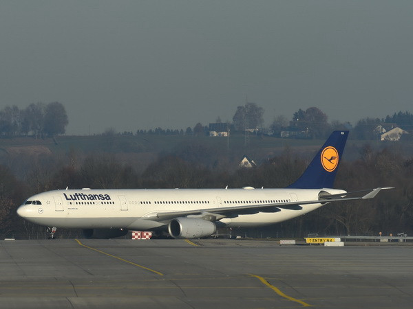 Máy bay của hãng hàng không Lufthansa tại sân bay Franz-Josef-Strauss ở Munich, Đức ngày 29/11 vừa qua. (Ảnh: AFP/TTXVN) Máy bay từ Mỹ đến Đức phải chuyển hướng do bị đe dọa đánh bom ảnh 1