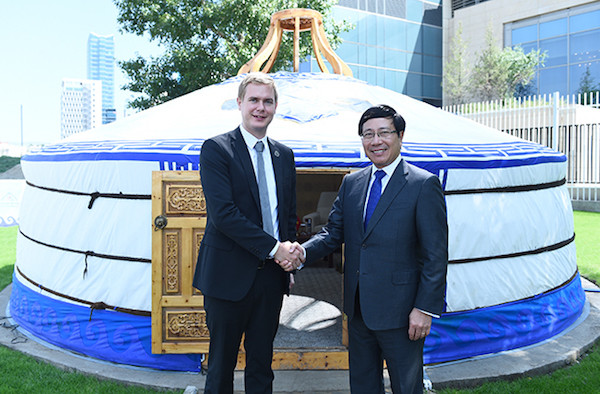 Phó Thủ tướng Phạm Bình Minh tiếp xúc song phương bên lề Hội nghị ASEM ảnh 3