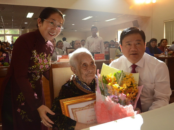TP.HCM phong, truy tặng danh hiệu cho 33 mẹ Việt Nam Anh hùng ảnh 1