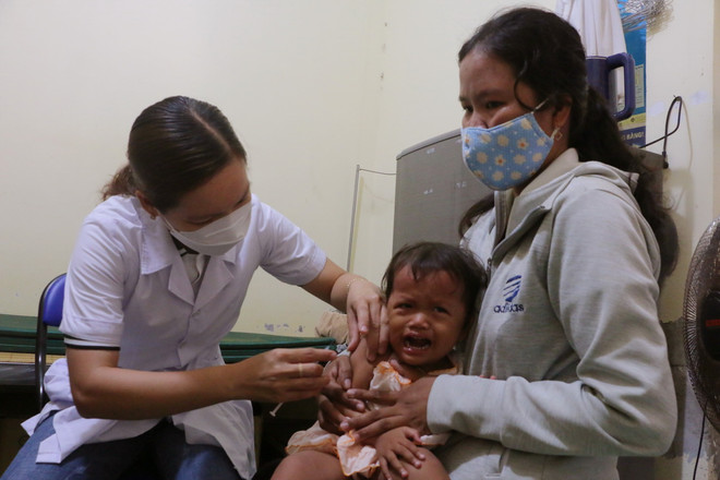 Trẻ em vùng đồng bào dân tộc Khmer ở huyện Thạnh Trị (Sóc Trăng) được tiêm phòng vaccine phòng bệnh. (Ảnh Tuấn Phi/TTXVN) ttxvn_1204_soc trang (2).jpg