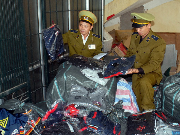 Tạm giữ hơn 1.000 sản phẩm may mặc giả nhãn hiệu Hanosimex ảnh 1