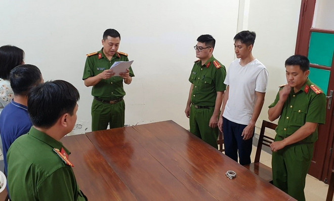 Đối tượng Tăng Duy Thành bị Cơ quan điều tra tiến hành đọc lệnh khởi tố vụ án, khởi tố bị can. (Ảnh: TTXVN phát) Khởi tố đối tượng đường dây đánh bạc do Phan Hào Nam cầm đầu ảnh 1