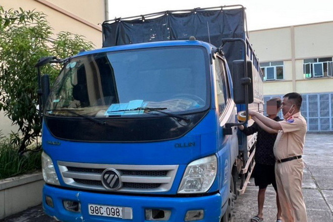 Cảnh sát giao thông giữ phương tiện vi phạm 7 ngày. (Nguồn: sggp.org.vn) Phạt 17 triệu đồng, tước giấy phép lái xe vì đi ngược chiều ở cao tốc ảnh 1