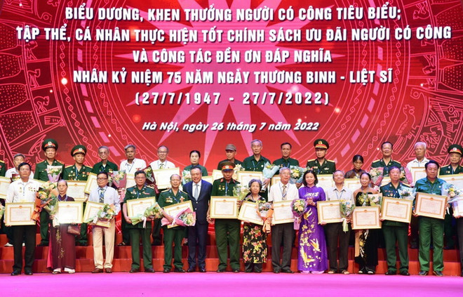 Phó Bí thư Thường trực Thành ủy Nguyễn Thị Tuyến và Chủ tịch UBND thành phố Hà Nội Trần Sỹ Thanh trao Bằng khen của Chủ tịch UBND thành phố cho người có công tiêu biểu ở Thủ đô. (Ảnh: TTXVN) Hà Nội huy động nhiều nguồn lực hỗ trợ, giúp đỡ người có công ảnh 1