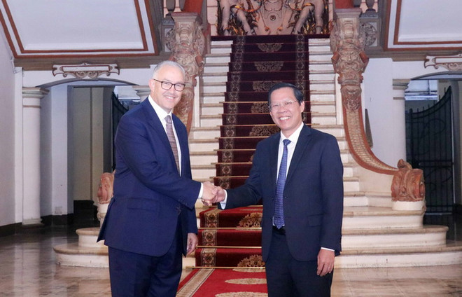 Ông Phan Văn Mãi, Chủ tịch UBND Thành phố Hồ Chí Minh (phải) tiếp ông Ahmed Aboutaleb, Thị trưởng thành phố Rotterdam, Hà Lan. (Ảnh: Xuân Khu/TTXVN) TP.HCM và thành phố Rotterdam thúc đẩy hợp tác thích ứng biến đổi khí ảnh 1