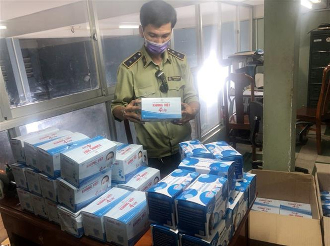 Liên tiếp các vụ bắt giữ khẩu trang y tế không đủ chứng từ ảnh 1