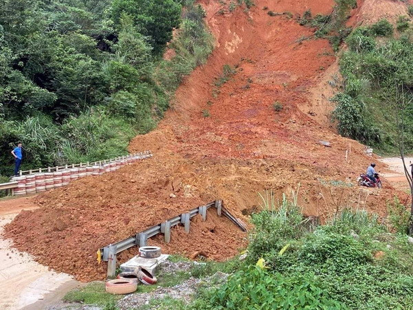 Kon Tum: Sạt lở đèo Lò Xo gây ách tắc giao thông ở đường Hồ Chí Minh ảnh 1