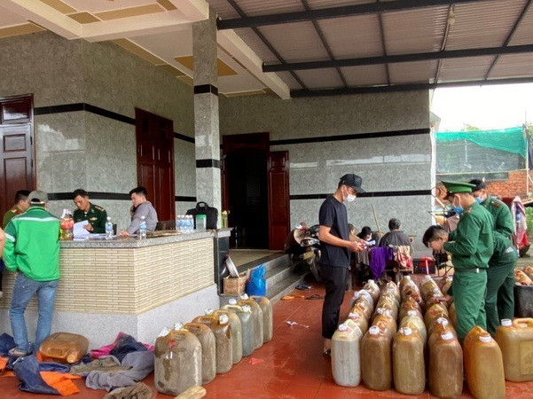 Quảng Ngãi: Thu giữ 3.000 lít dầu DO không rõ nguồn gốc tại nhà dân ảnh 1