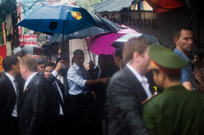 Hình ảnh trú mưa bình dị của ông Obama trước lúc chia tay Hà Nội ảnh 1