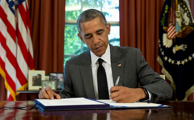 Giải mã hành động tháo nhẫn trước khi bắt tay của ông Obama ảnh 1