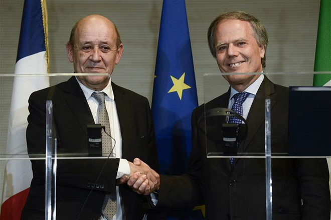 Ngoại trưởng Italy Enzo Moavero (phải) và Ngoại trưởng Pháp Jean-Yves Le Drian (trái) tại cuộc họp báo ở Rome,Italy. (Nguồn: AFP/TTXVN) Italy và Pháp nỗ lực thúc đẩy lệnh ngừng bắn ở Libya ảnh 1