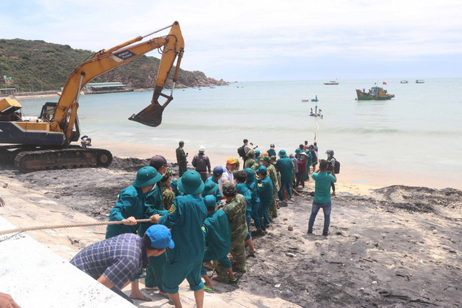 Trục vớt ghe thuyền của ngư dân Bình Định bị chìm do mưa lớn và lốc ảnh 1