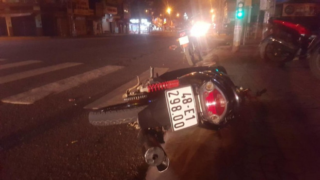 Tông vào đuôi xe tải đang dừng đèn đỏ, 2 người trên xe máy tử vong ảnh 1