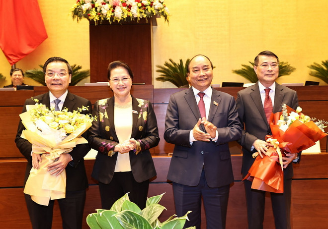 Chủ tịch Quốc hội Nguyễn Thị Kim Ngân và Thủ tướng Nguyễn Xuân Phúc tặng hoa chúc mừng ông Chu Ngọc Anh và Lê Minh Hưng đã hoàn thành nhiệm vụ Quốc hội giao và chuyển sang đảm nhiệm vị trí công tác mới. (Ảnh: Trọng Đức/TTXVN) Quốc hội thông qua công tác nhân sự và các nghị quyết quan trọng ảnh 1