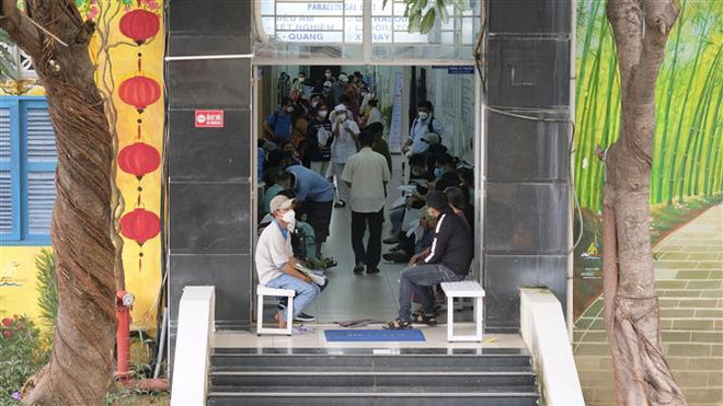 44 học sinh được đưa vào viện cấp cứu tại khoa nhi và khoa tổng hợp thần kinh, Bệnh viện Đa khoa tỉnh Khánh Hòa. (Ảnh: Đặng Tuấn/TTXVN) Vụ nghi ngộ độc tại trường iSchool Nha Trang: Một học sinh tử vong ảnh 1