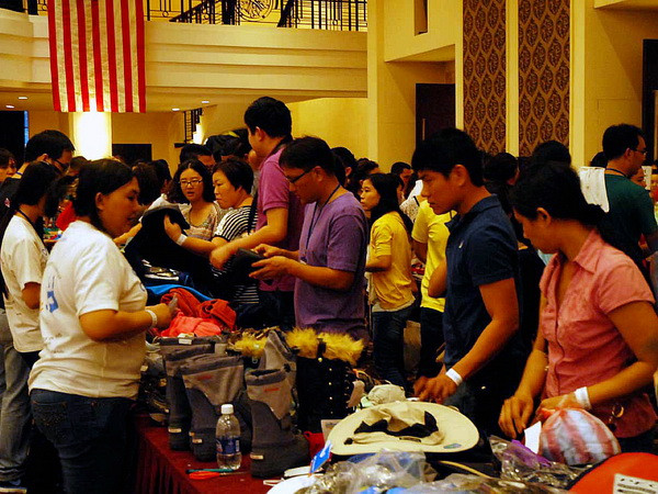 Hội chợ từ thiện quốc tế của Câu lạc bộ Phu nhân Lãnh sự ảnh 1