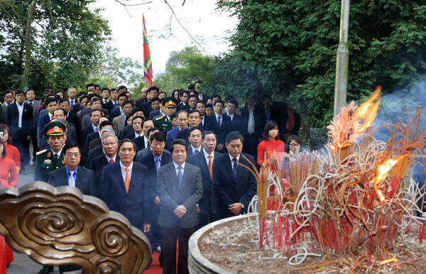 Thành kính dâng hương tưởng niệm các Vua Hùng đêm Giao thừa ảnh 1