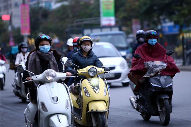 Người dân Hà Nội chuẩn bị sẵn áo ấm để chống rét. (Ảnh: Danh Lam/TTXVN) Khu vực Bắc Bộ và Bắc Trung Bộ từ đêm 13/11 trời trở rét ảnh 1