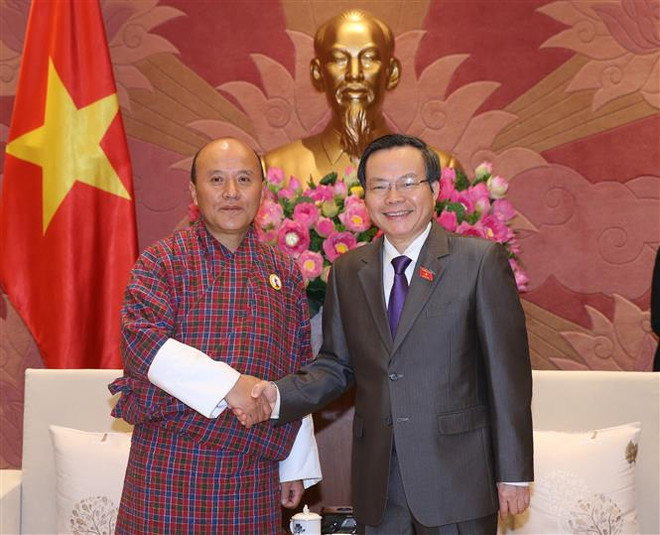 Phó Chủ tịch Phùng Quốc Hiển tiếp Kiểm toán Nhà nước Buhtan Tshering Kezang. (Ảnh: Dương Giang/TTXVN) Kiểm toán Nhà nước Việt Nam và Bhutan tăng cường quan hệ hợp tác ảnh 1