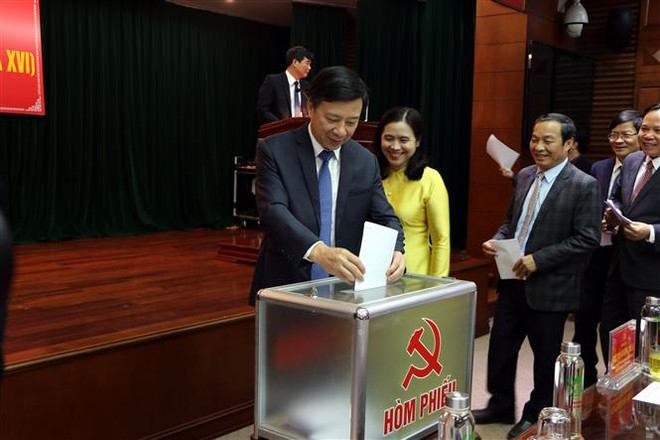 Các đại biểu bỏ phiếu bầu bổ sung các chức danh. (Ảnh: Mạnh Tú/TTXVN) Ông Phạm Xuân Thăng làm Phó Bí thư Thường trực Tỉnh ủy Hải Dương ảnh 1