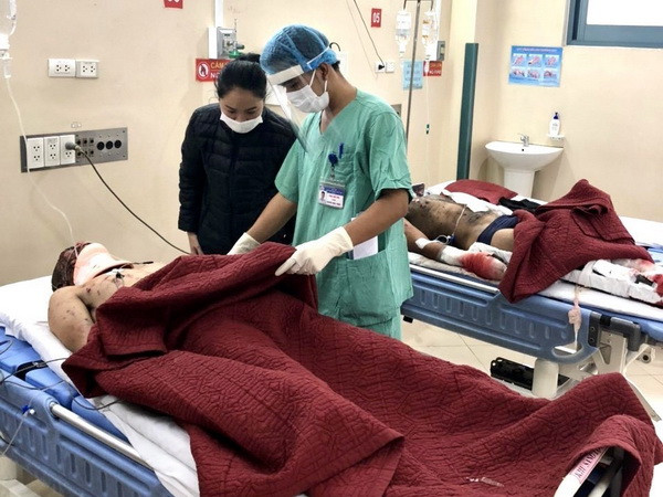 Tiếp nhận điều trị, cách ly 4 người bị thương trong vụ nổ xe ở Lào ảnh 1
