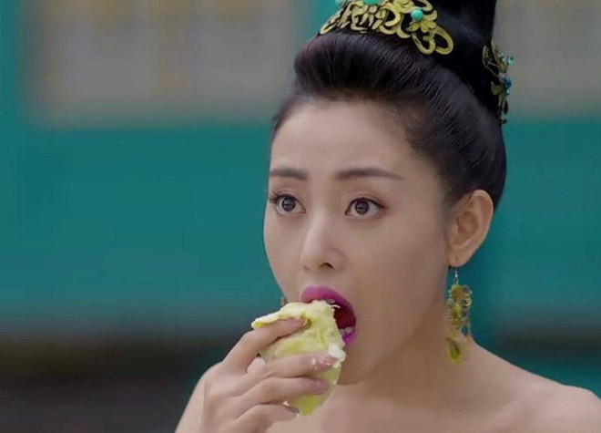 Cô gái ăn sầu riêng tới chảy máu mũi vì bị cấm mang lên tàu ảnh 1