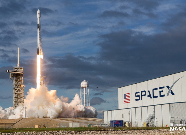 Lần đầu tiên SpaceX phóng thành công vệ tinh GPS quân sự ảnh 1