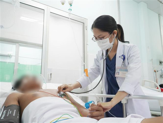 Truyền 10 lọ huyết thanh cứu sống bệnh nhân bị rắn hổ chúa cắn ảnh 1