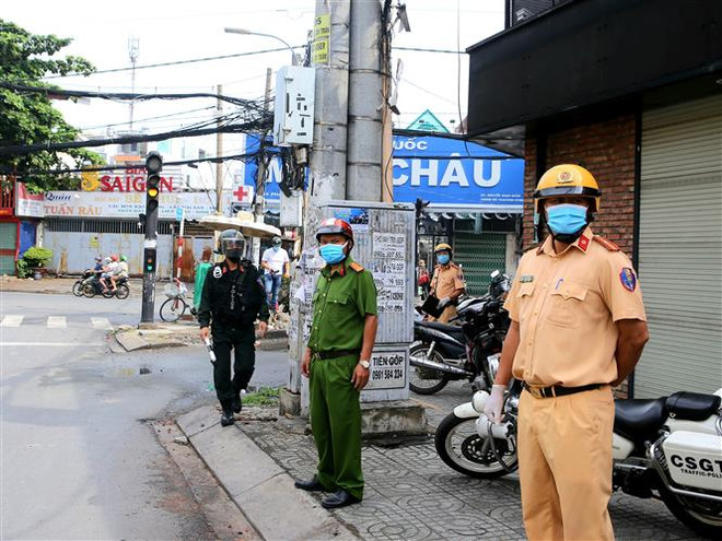 Tình hình cấp bách, TP. HCM yêu cầu siết chặt thực hiện Chỉ thị 16 ảnh 1