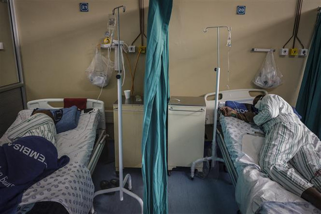 Bệnh nhân COVID-19 được điều trị tại bệnh viện ở Tembisa, Nam Phi. (Ảnh: AFP/TTXVN) Làn sóng dịch COVID-19 thứ ba tại châu Phi đang ở bước ngoặt ảnh 1