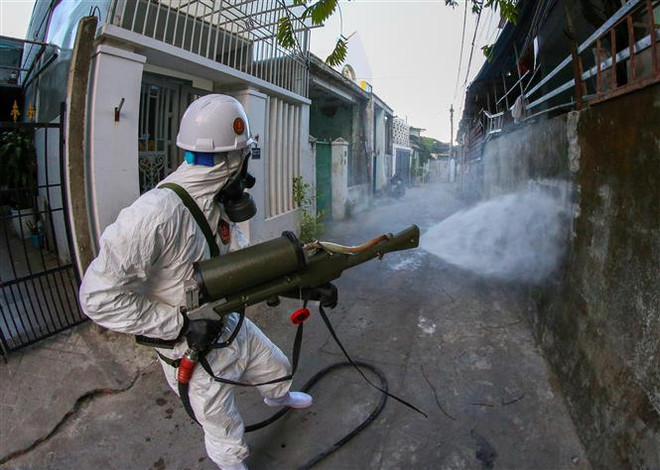 Phun thuốc khử khuẩn các khu vực có nguy cơ cao lây nhiễm COVID-19. Ảnh minh họa. (Ảnh: Trần Lê Lâm/TTXVN) Quân đội triển khai khử khuẩn, tiêu độc toàn Thành phố Hồ Chí Minh ảnh 1