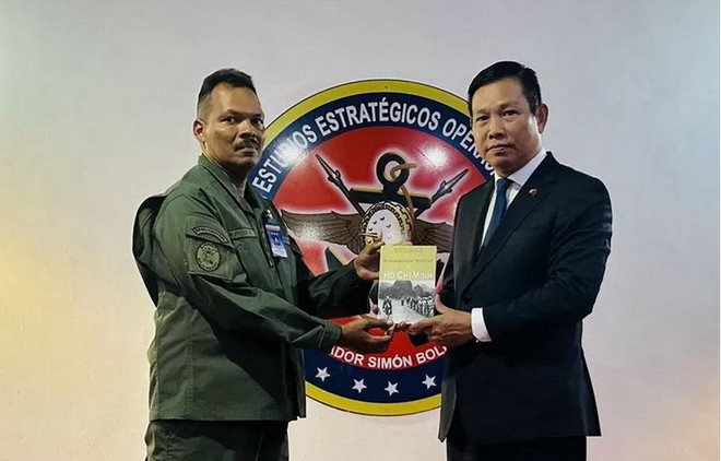 dai su VN tai Venezuela tang qua.JPG