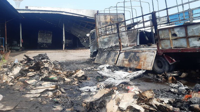 Đồng Nai: Điều tra nguyên nhân vụ cháy xưởng gỗ rồi lan sang gara ôtô ảnh 1