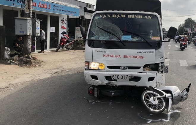 Hiện trường vụ tai nạn. (Ảnh: Công Mạo/TTXVN) An Giang: Tài xế xe tải ngủ gật gây tai nạn làm 6 người bị thương ảnh 1
