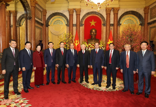 Tổng Bí thư, Chủ tịch nước Nguyễn Phú Trọng và Thủ tướng Nguyễn Xuân Phúc với các lãnh đạo và nguyên lãnh đạo Đảng, Nhà nước. (Ảnh: Trí Dũng/TTXVN) 'Biến thời cơ thành hiện thực, xây dựng đất nước ngày càng phồn vinh' ảnh 2