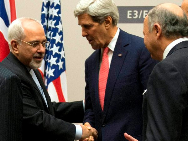 Cái bắt lịch sử giữa Ngoại trưởng Iran Mohammad-Javad Zarif (trái) và người đồng cấp Mỹ John Kerry (giữa) sau khi công bố thỏa thuận hạt nhân hồi tháng 11/2013. (Ảnh: nypost.com) Iran công bố thời điểm thỏa thuận hạt nhân có hiệu lực ảnh 1