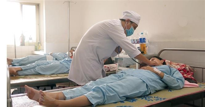Thăm khám cho bệnh nhân sốt xuất huyết. (Ảnh minh họa. Xuân Triệu/TTXVN) Đã có 17 trường hợp tử vong do sốt xuất huyết tại tỉnh Bình Dương ảnh 1