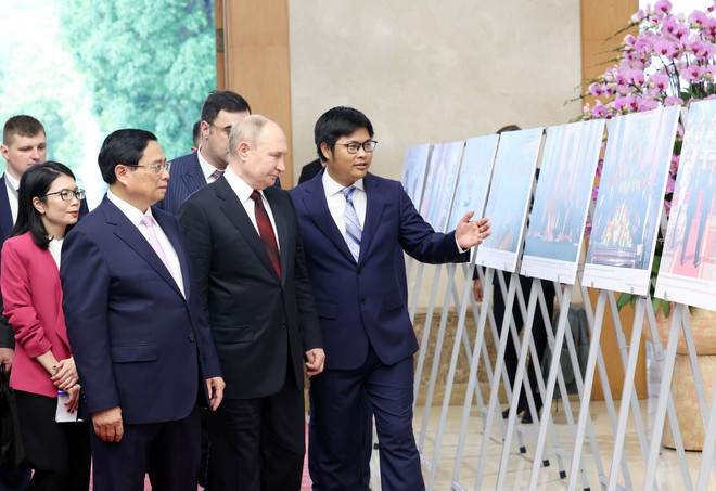Chiều 20/6, tại Trụ sở Chính phủ, Thủ tướng Phạm Minh Chính và Tổng thống Liên bang Nga Vladimir Putin xem trưng bày một số hình ảnh tiêu biểu về quan hệ Việt Nam-Liên bang Nga, do Thông tấn xã Việt Nam thực hiện. (Ảnh: Dương Giang/TTXVN) ttxvn_2006_Putin TTXVN (3).jpg