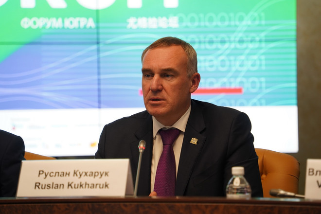 Quyền Thống đốc khu tự trị Khanty-Mansi Ruslan Kukharuk trả lời phỏng vấn của phóng viên TTXVN. (Ảnh: Duy Trinh/TTXVN) ttxvn_2006_Khanty-Mansi (2).jpg