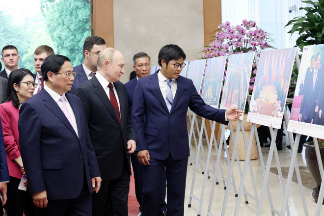 Thủ tướng Phạm Minh Chính và Tổng thống Liên bang Nga Vladimir Putin xem trưng bày ảnh về quan hệ Việt-Nga. (Ảnh: Dương Giang/TTXVN) ttxvn_2006_Putin TTXVN (2).jpg