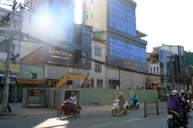 Công tác di dời hạ tầng kỹ thuật cho tuyến Metro Bến Thành-Tham Lương được triển khai thực hiện. (Ảnh: Tiến Lực/TTXVN) ttxvn_2006_tham luong (3).jpg