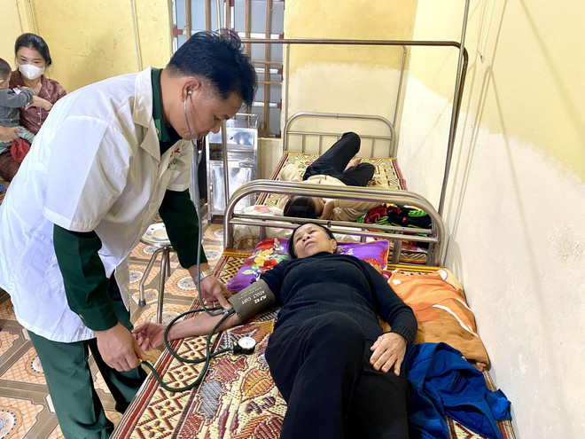 Y sĩ Trạm xá quân dân y kết hợp Đồn Biên phòng Kỳ Khang (huyện Kỳ Anh) khám bệnh cho người dân trên địa bàn. (Ảnh: Hữu Quyết/TTXVN) ttxvn_canh_tay_noi_dai”_cham_soc_suc_khoe_cho_nhan_dan_vung_bien_ha_tinh.jpg