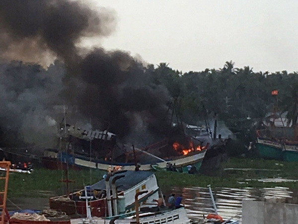 Phú Yên: Cháy tại cảng cá Tiên Châu, 7 tàu cá bị thiêu rụi ảnh 1