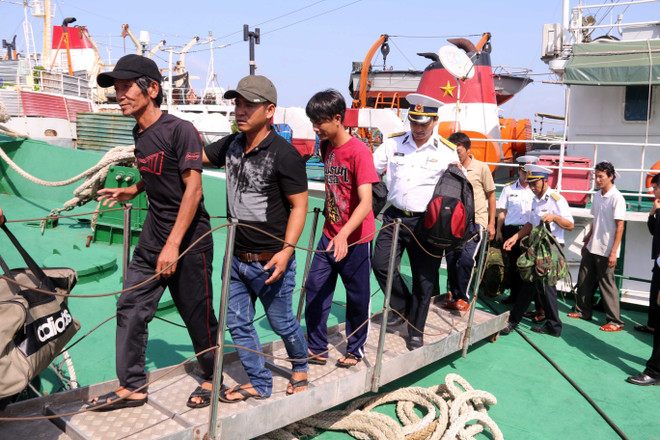 Tàu hải quân cứu nạn bảy ngư dân bị chìm tàu trên biển ảnh 1