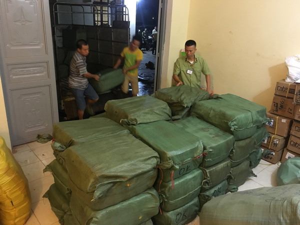 Bắt giữ vụ vận chuyển trái phép hơn 2 tấn hàng đông lạnh qua biên giới ảnh 1