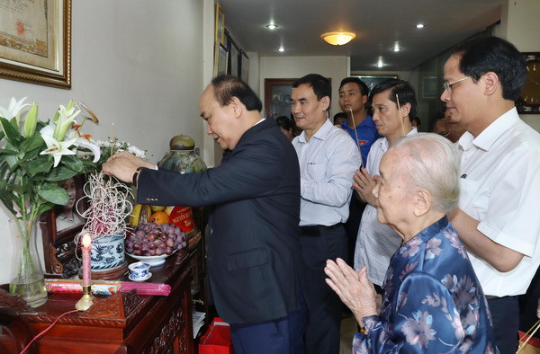 Thủ tướng Nguyễn Xuân Phúc thăm hỏi các gia đình liệt sỹ tại Hà Nội ảnh 2