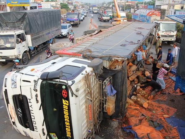 Lật xe tải chở 20 tấn gỗ, ách tắc giao thông kéo dài ảnh 1