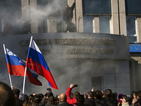Ukraine: Các tay súng chiếm trụ sở an ninh tại Luhansk ảnh 1