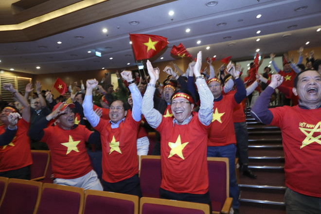 Cán bộ, nhân viên Ngoại giao cổ vũ U22 Việt Nam đá trận chung kết ảnh 7